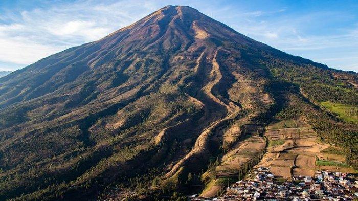 45 Gunung  Tertinggi di Indonesia Yang Indah Dan Wajib Di 