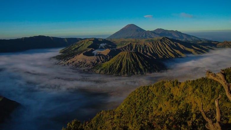 45 Gunung  Tertinggi di Indonesia Yang Indah Dan Wajib Di 